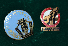 2 alte Abzeichen Kombinat